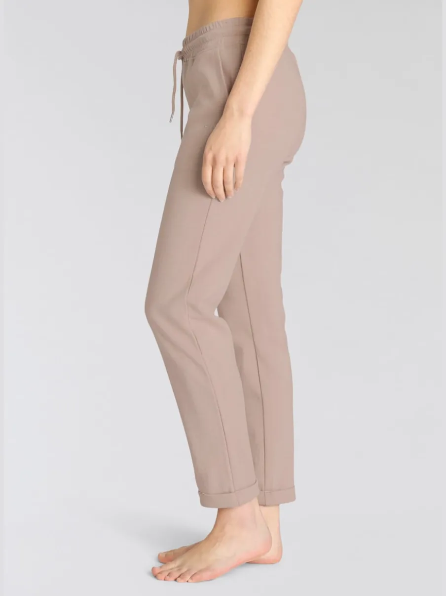 Pantalons confortables avec poches et logo brodé
