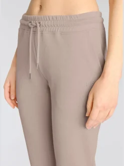 Pantalons confortables avec poches et logo brodé