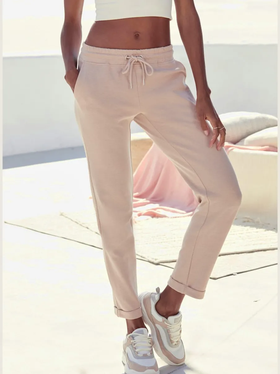 Pantalons confortables avec poches et logo brodé