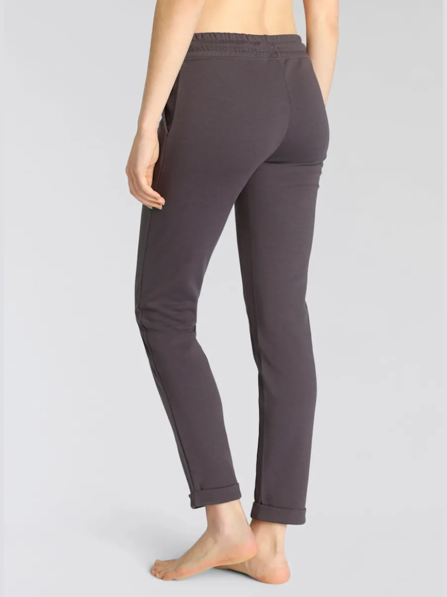 Pantalons confortables avec poches et logo brodé