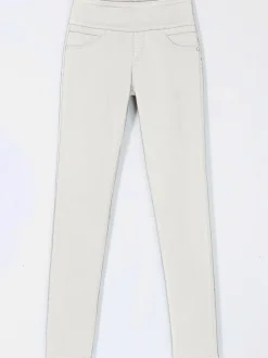 Pantalons confortables avec ceinture élastique et poches.