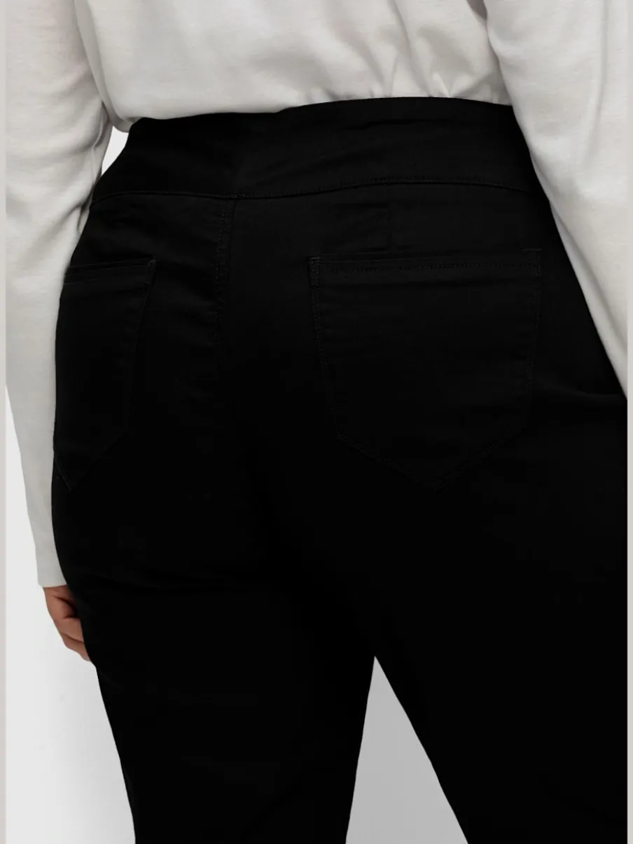 Pantalons confortables avec ceinture élastique et poches.