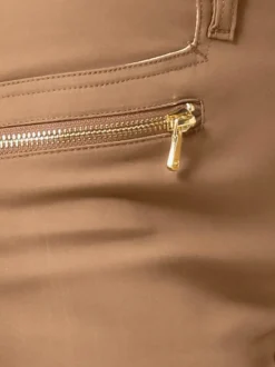 Pantalons extensibles avec coutures push-up et poches intégrées