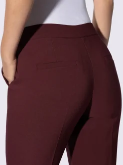 Pantalon tailleur avec nervures et poches latérales