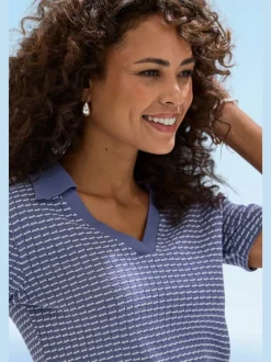 Polo en tricot à col V et manches courtes avec joli motif bicolore