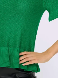 Pull ajouré léger avec volants et encolure ronde