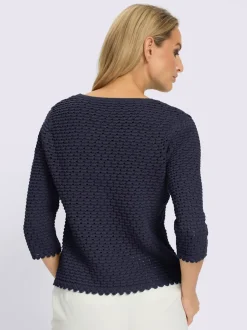 Pull ajouré léger à manches trois quart avec bords ondulés