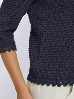 Pull ajouré léger à manches trois quart avec bords ondulés