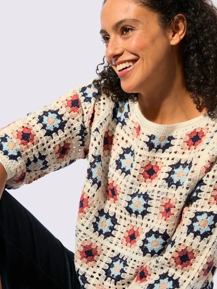 Pull au motif crochet avec col U et manches 3/4 larges