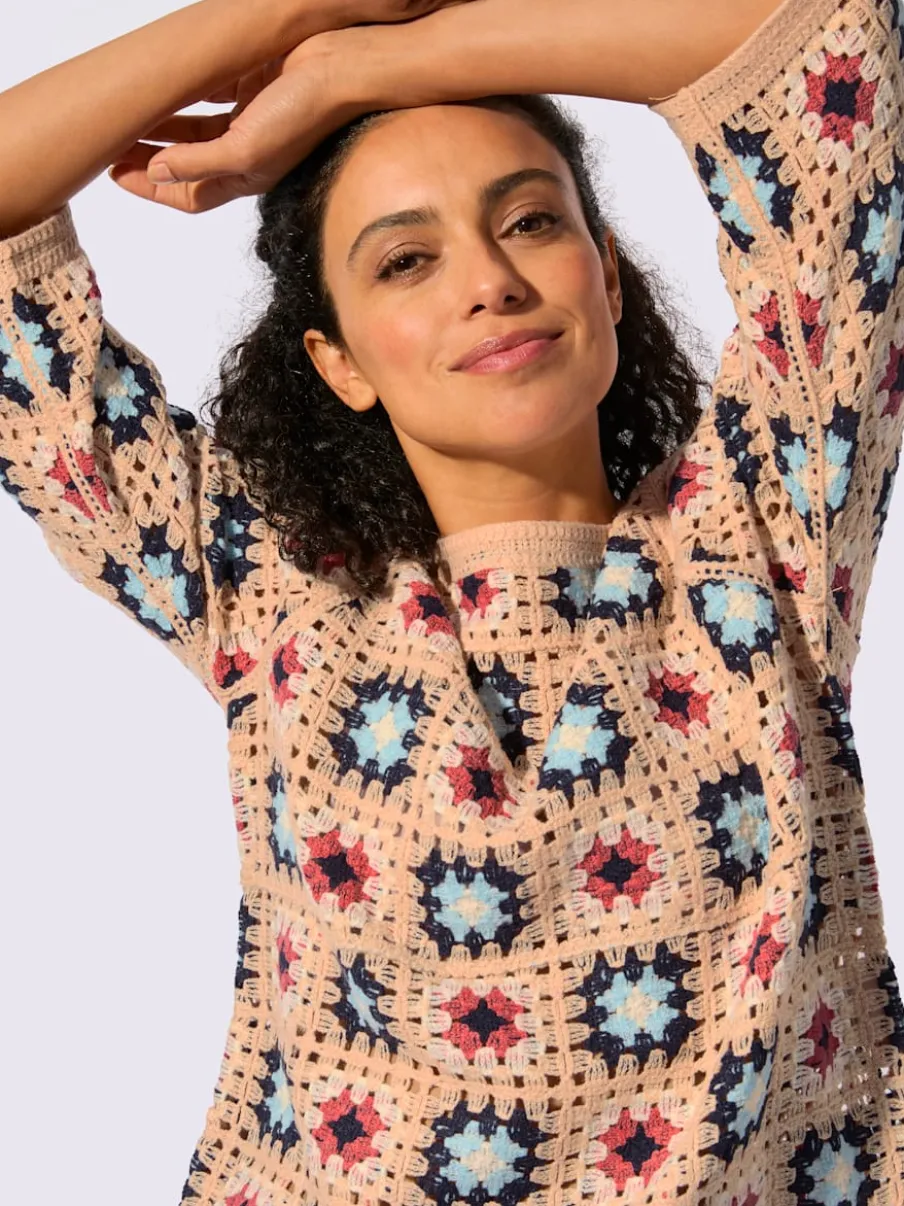Pull au motif crochet avec col U et manches 3/4 larges