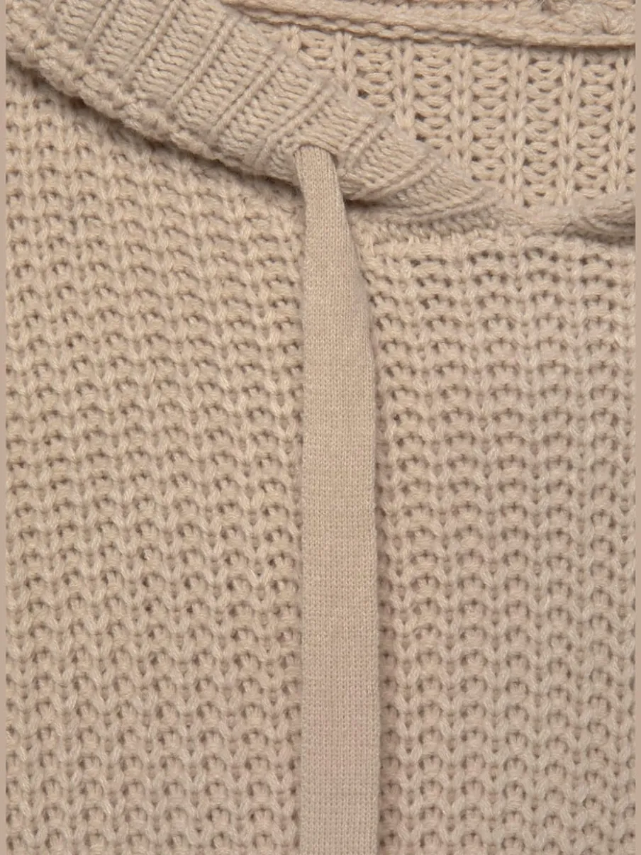 Pull à capuche en grosse maille douce avec larges bords-côtes et capuche à coulisse