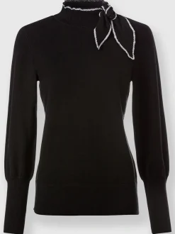 Pull à col montant avec broderie et lavallière