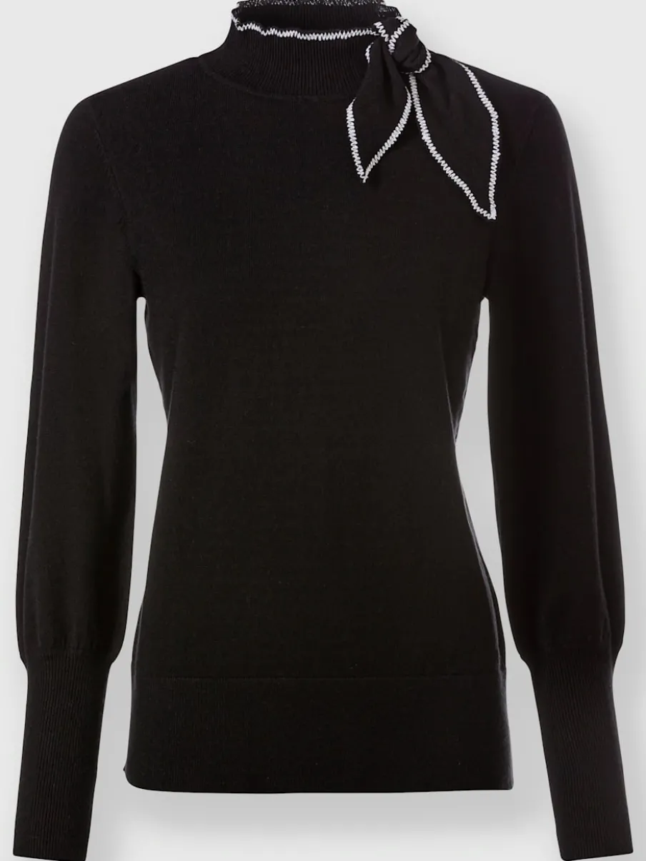 Pull à col montant avec broderie et lavallière