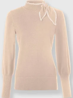 Pull à col montant avec broderie et lavallière