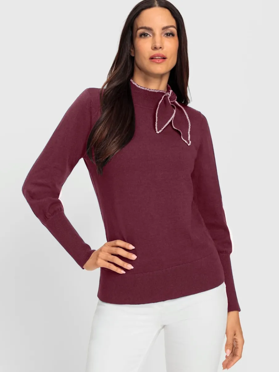 Pull à col montant avec broderie et lavallière
