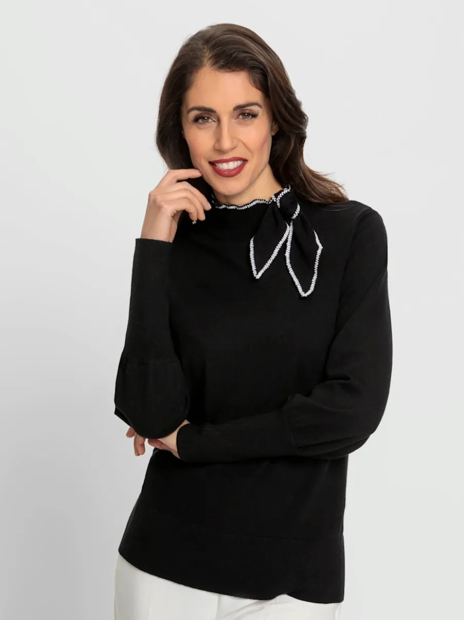 Pull à col montant avec broderie et lavallière