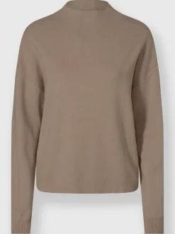 Pull à col montant avec mancherons et bords-côtes.