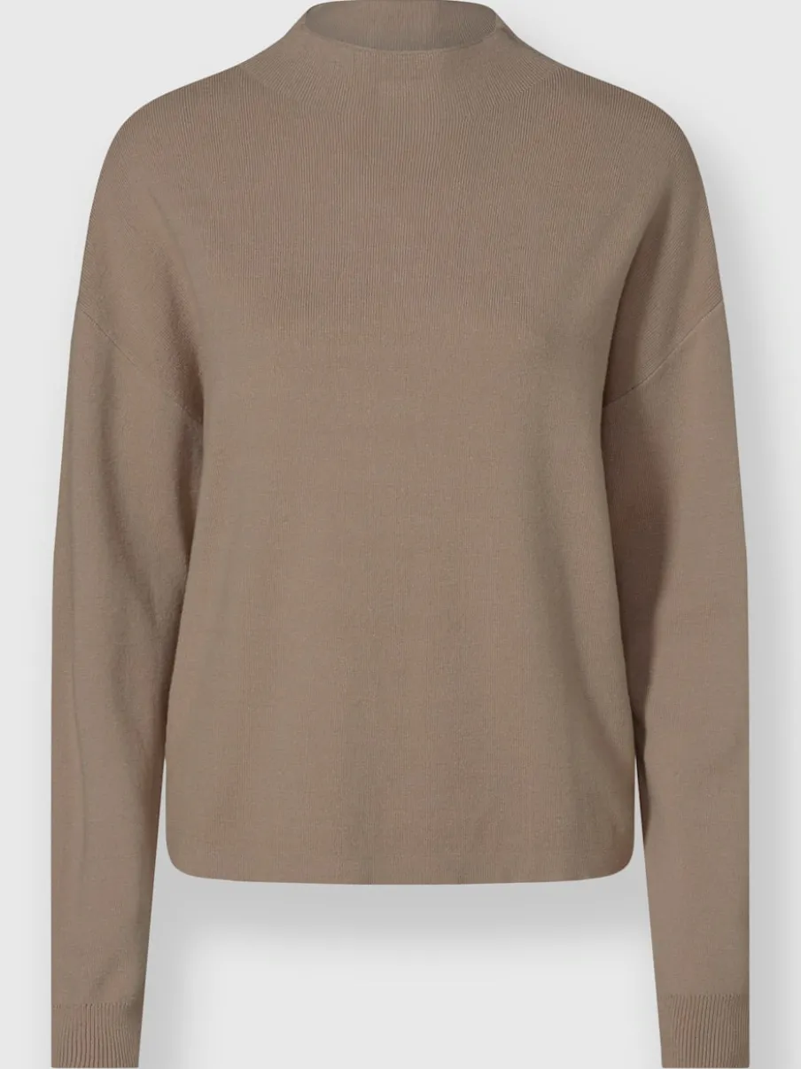 Pull à col montant avec mancherons et bords-côtes.