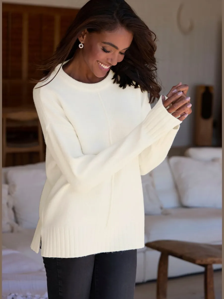 Pull col rond avec manches longues et coutures décoratives