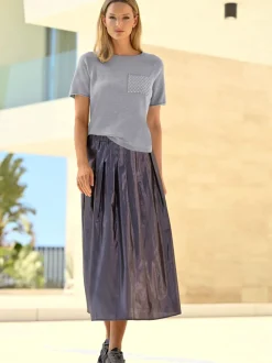 Pull doux avec poche poitrine et manches courtes roulottées