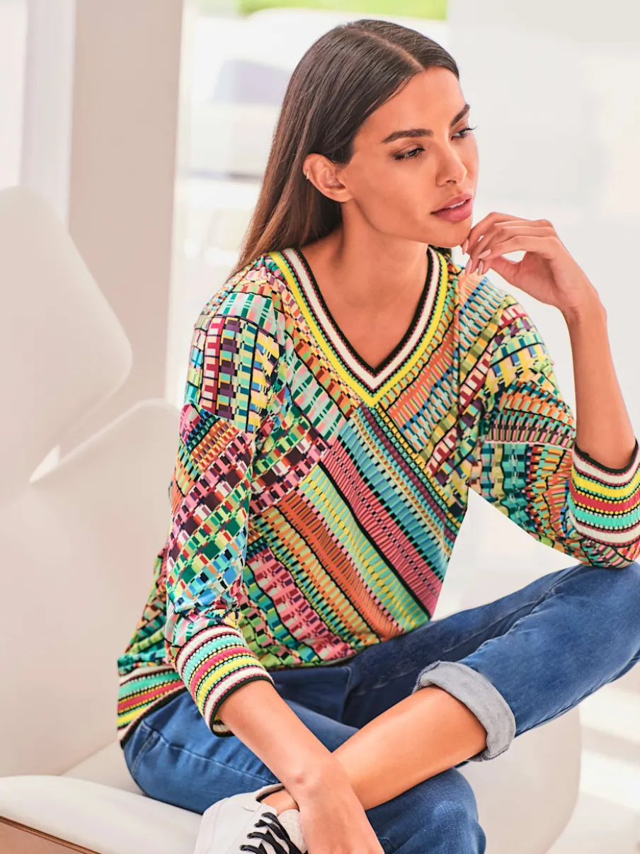 Pull encolure V motifs géométriques doux et fluides