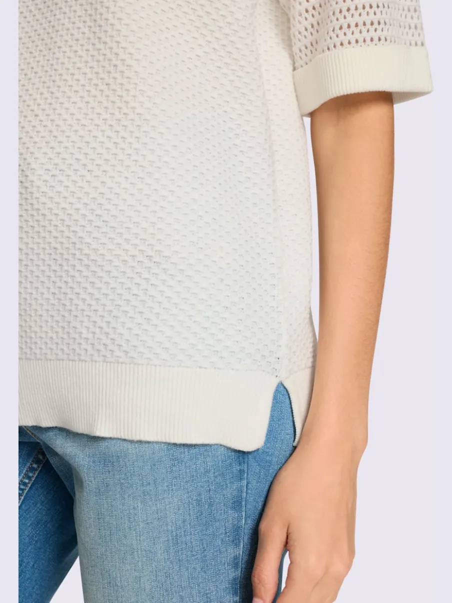 Pull en coton léger col en V avec ajourés.