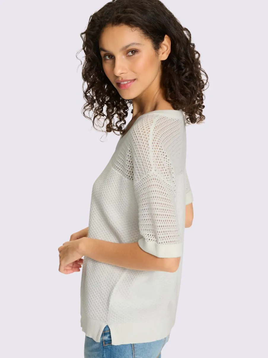 Pull en coton léger col en V avec ajourés.