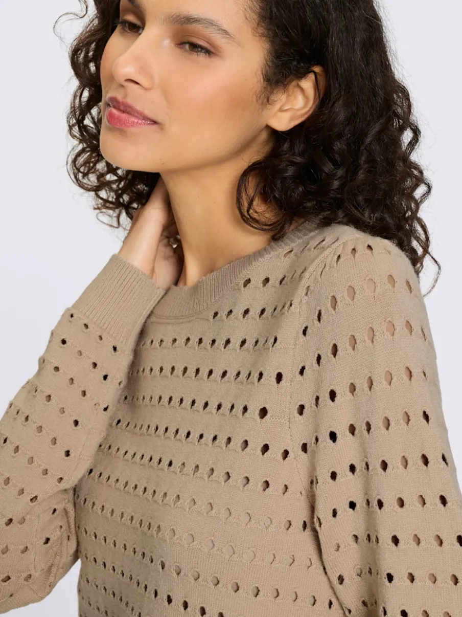 Pull en tricot ajouré avec encolure ronde et manches longues