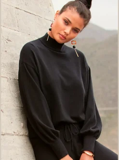 Pull en tricot avec col montant à larges manches et bords-côtes