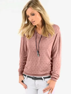 Pull en tricot doux col en V motif ajouré.