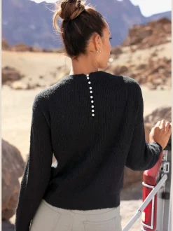 Pull en tricot à encolure en V avec perles et fente au dos