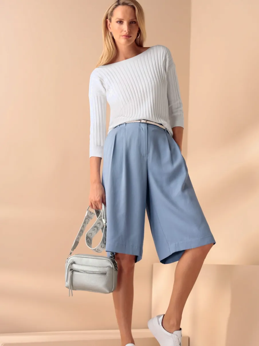 Pull en tricot fin avec encolure féminine et manches 3/4
