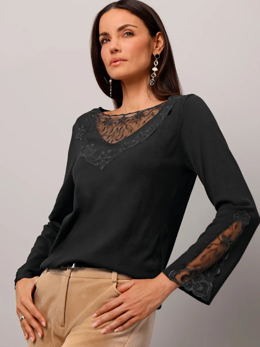 Pull en tricot fin avec encolure V et manches évasées ornées de dentelle
