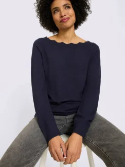 Pull en tricot fin encolure en u féminine