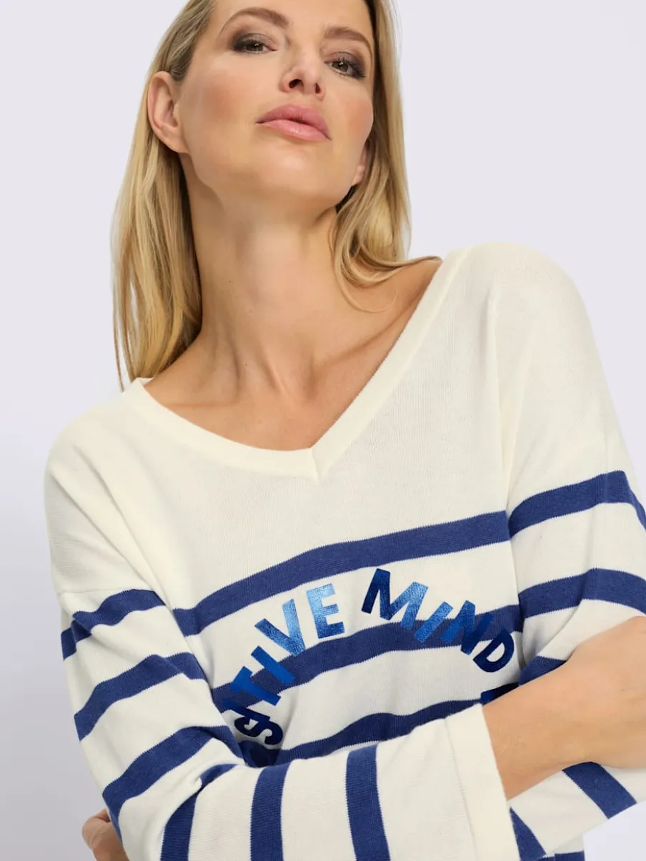 Pull en tricot fin à rayures avec col en V et manches 3/4