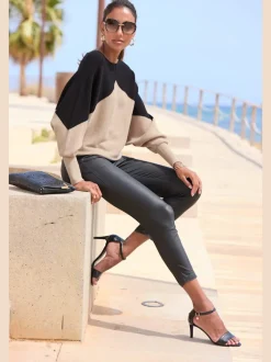 Pull en tricot à large encolure avec manches larges et ourlet droit