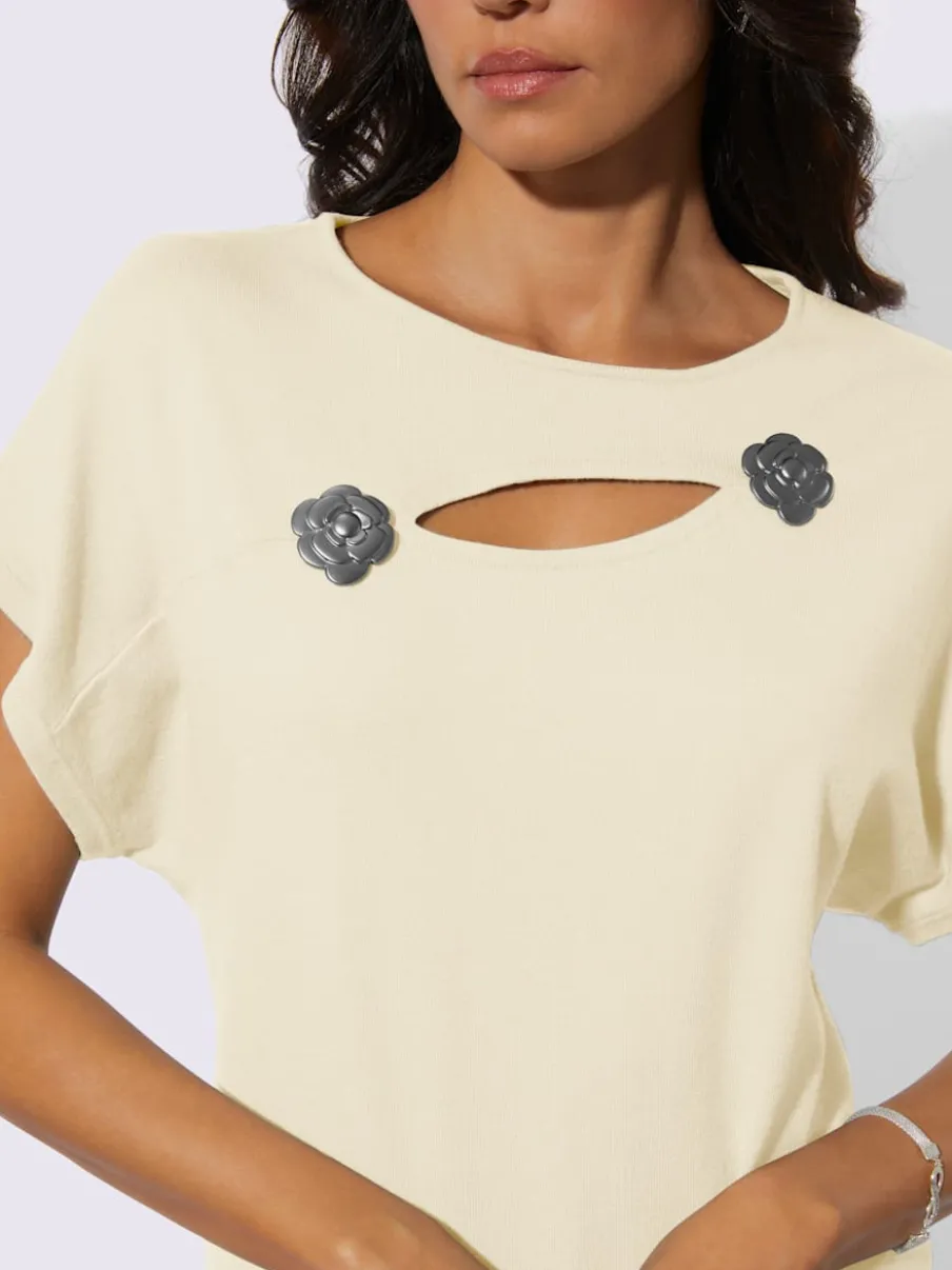 Pull à fleurs et découpes avec encolure en U