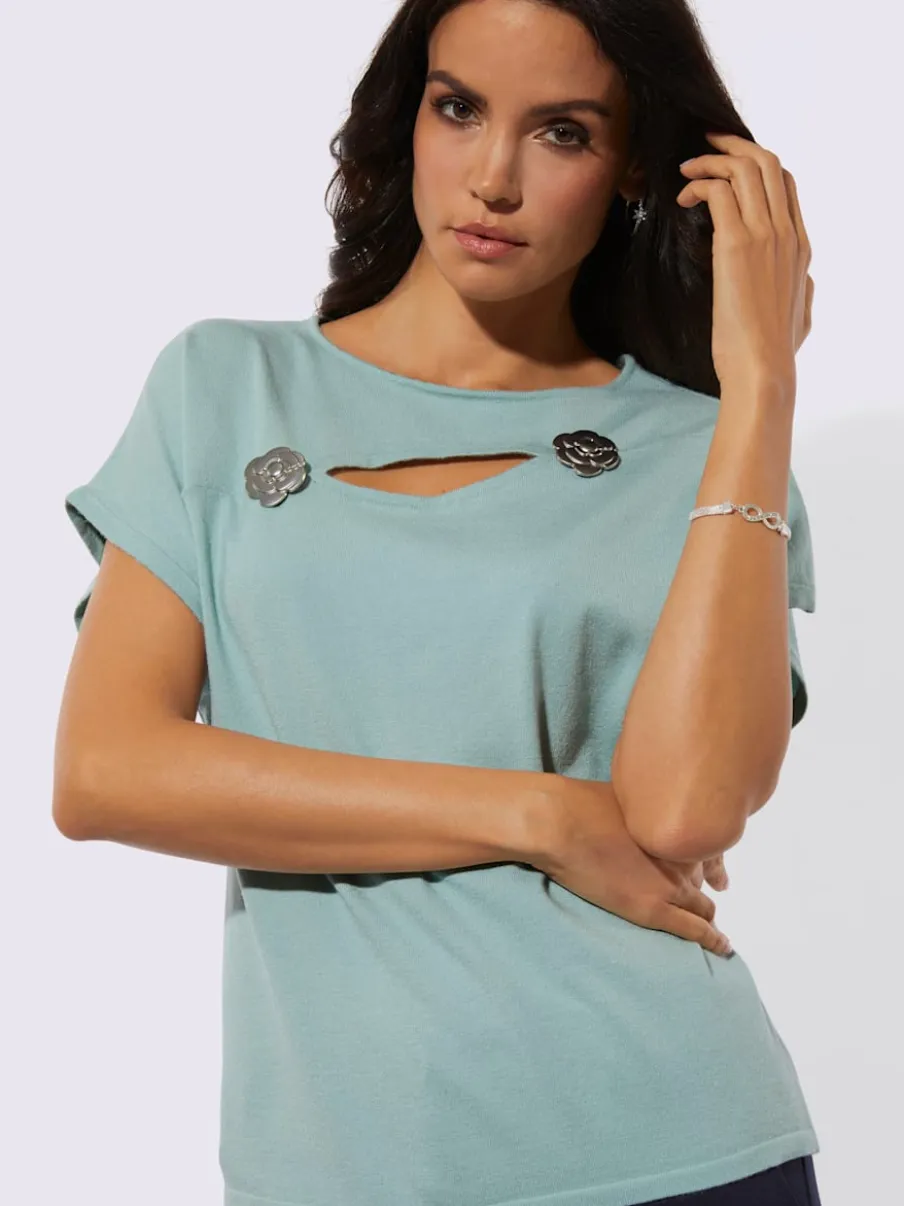 Pull à fleurs et découpes avec encolure en U
