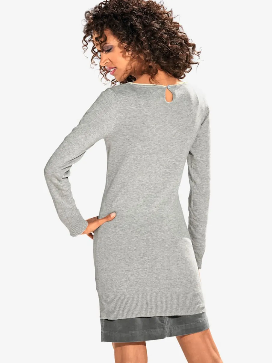 Pull long à col rond et manches longues avec poche sur le devant et découpes au dos