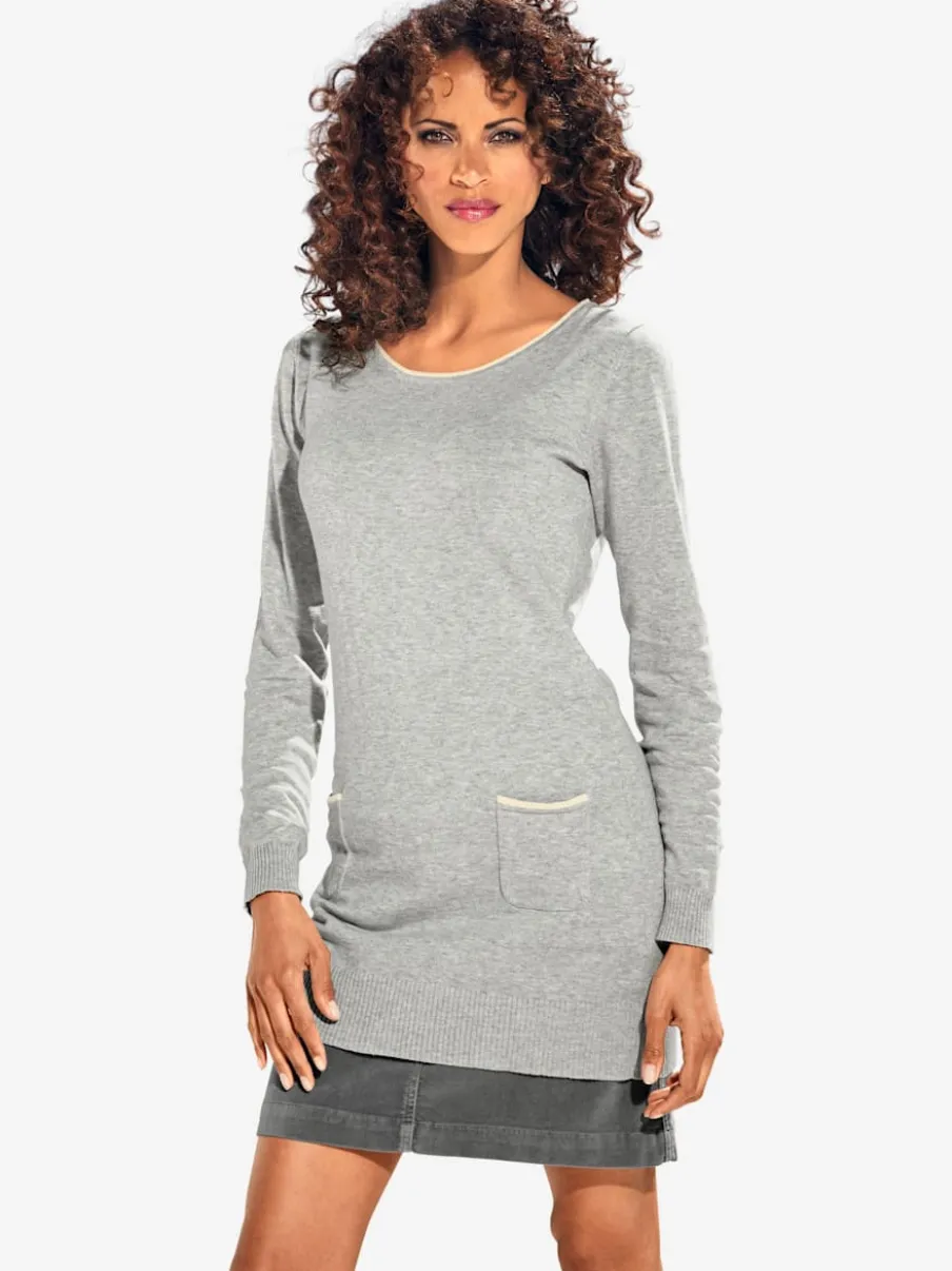 Pull long à col rond et manches longues avec poche sur le devant et découpes au dos