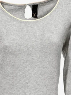 Pull long à col rond et manches longues avec poche sur le devant et découpes au dos