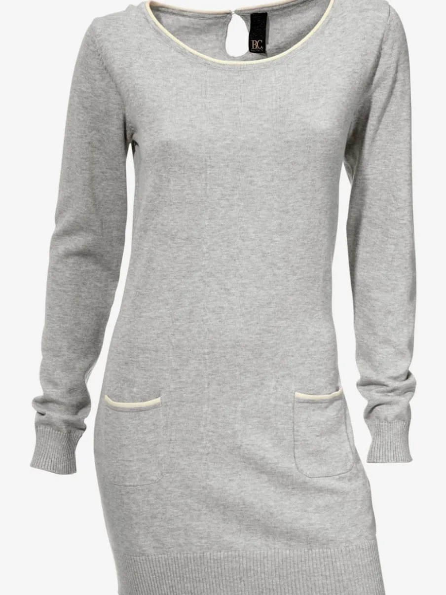 Pull long à col rond et manches longues avec poche sur le devant et découpes au dos