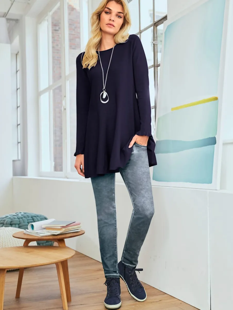 Pull long légèrement évasé avec bords roulés et volants