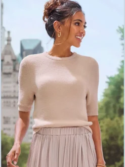 Pull à manches courtes avec encolure ronde et ourlet côtelé