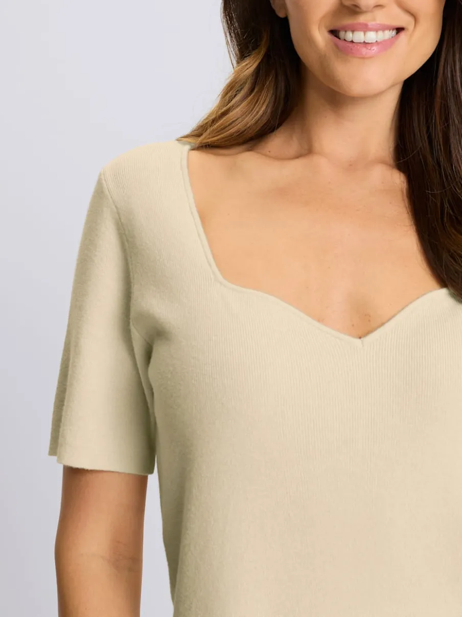 Pull à manches courtes encolure en forme de cœur