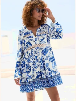 Robe caftan à encolure en V avec empiècements dentelle.