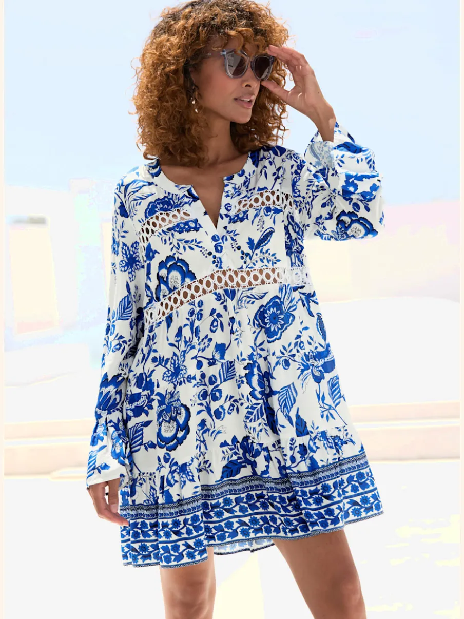 Robe caftan à encolure en V avec empiècements dentelle.