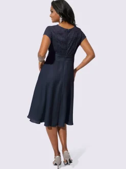 Robe de cocktail avec dentelle et ceinture satinée