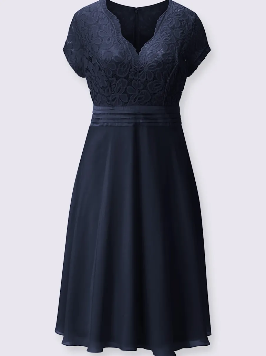 Robe de cocktail avec dentelle et ceinture satinée