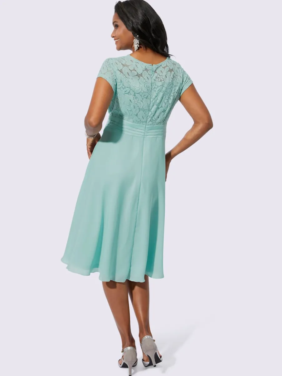 Robe de cocktail avec dentelle et ceinture satinée
